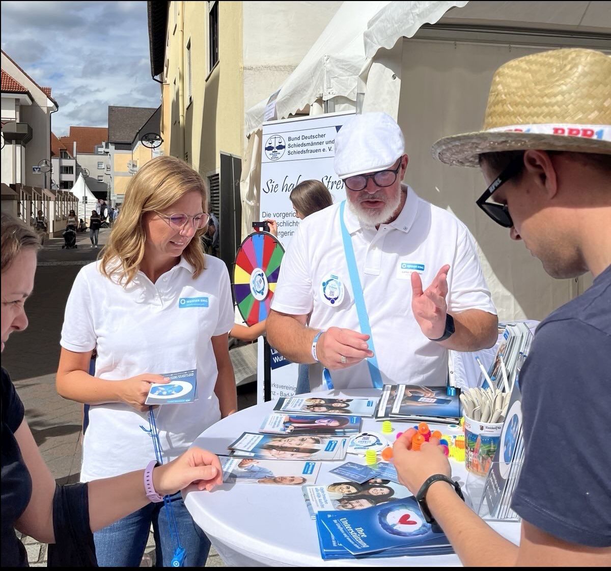 Die Ehrenamtlichen, unter anderem die Landesvorsitzende, bei der Arbeit am Infostand.