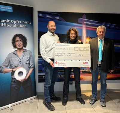 Gruppenfoto bei der Scheckübergabe