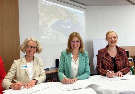Sozialministerin Dörte Schall, Heike Gorißen-Syrbe, Präsidentin des Landesamtes für Soziales, Jugend und Versorgung und Sabine Bätzing-Lichtenthäler, Vorsitzende des WEISSEN RINGs Landesverband Rheinland-Pfalz e.V.