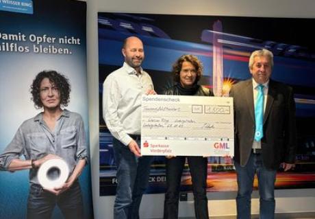 Jochen Schütz (Geschäftsführer GML), Ulrike Folkerts (alias "Lena Odenthal") und Joachim Bossek (Aussenstellenleiter "Rheinpfalz" und "Ludwigshafen-Stadt") bei der Übergabe des Spenden-Schecks