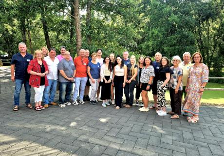 Teilnehmende des Grundseminars im Sommer 2026 mit der Seminarleitung Gabi Jahnen und Robert Klimowski