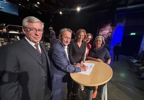 Der Landesvorstand des WEISSEN RING Rheinland-Pfalz, die Bundesvorsitzende und der Innenminister bei der Unterzeichnung der Kooperationsvereinbarung.
