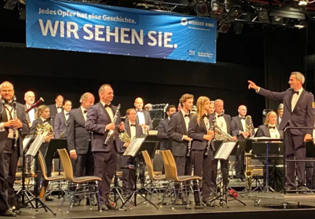 Das Landespolizeiorchester RLP mit Banner des WEISSEN RINGS