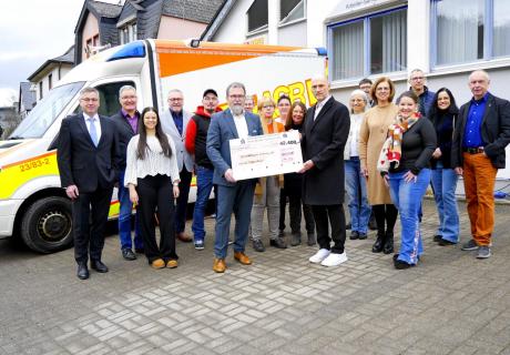 Mitarbeitende der Kreissparkasse, des ASB und des WEISSEN RINGS mit großem Scheck